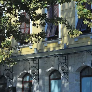 فندق مونارك, تيرانا